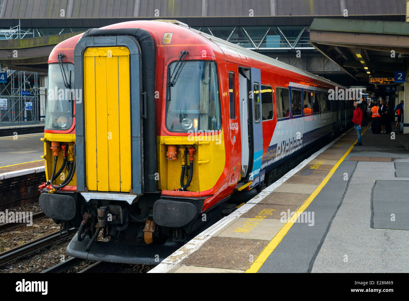 Train Gatwick Express à l'aéroport de Gatwick. Banque D'Images