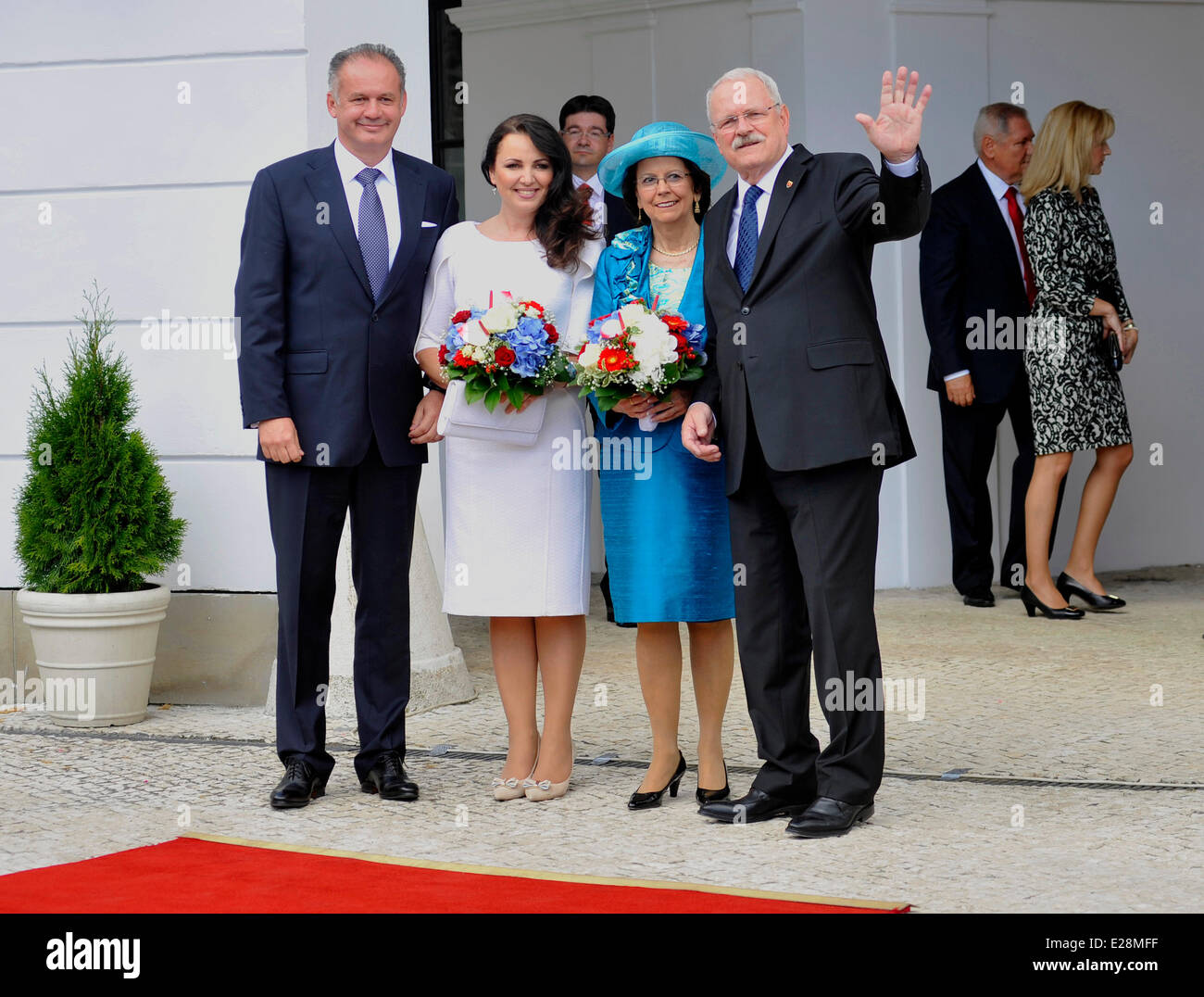 Bratislava, Slovaquie. 15 Juin, 2014. Nouveau président slovaque Andrej Kiska, gauche, accompagné de sa femme Martina, 2ème à gauche, est accueilli par le président sortant Ivan Gasparovic, droite, et sa femme Silvia, 2ème à droite, au palais présidentiel à Bratislava, Dimanche 15 Juin, 2014. Kiska est le quatrième chef de l'Etat depuis la création de la Slovaquie indépendante en 1993. Crédit : Jan Koller/CTK Photo/Alamy Live News Banque D'Images