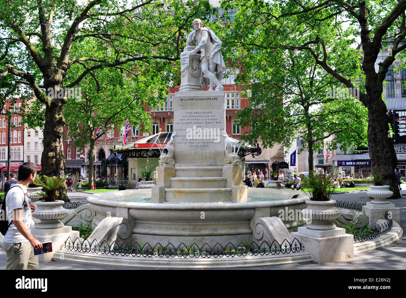 Une vue générale de la statue de Shakespeare à Leicester Square, Londres, Royaume-Uni. Banque D'Images