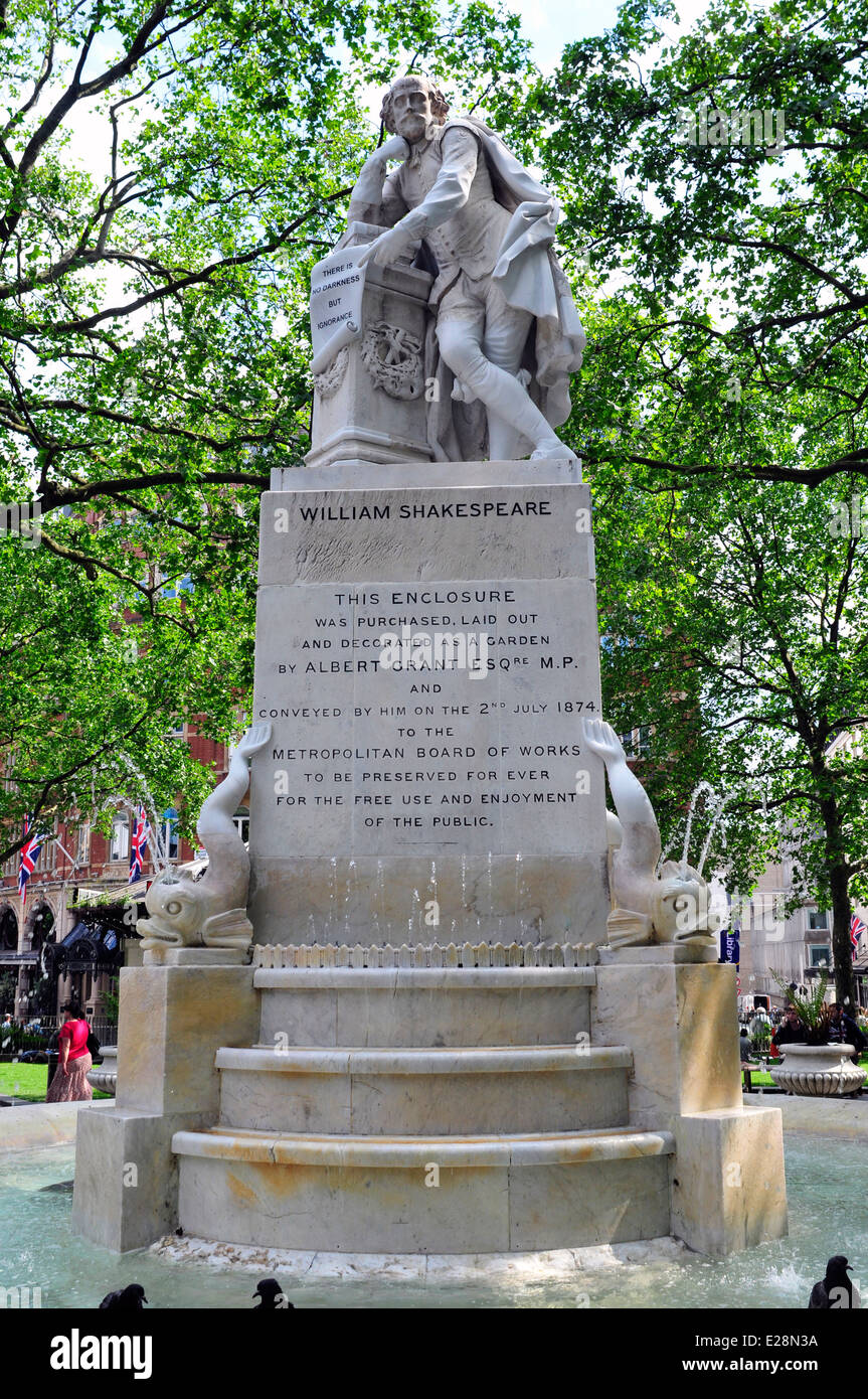 Une vue rapprochée de la statue de Shakespeare à Leicester Square, Londres, Royaume-Uni. Banque D'Images