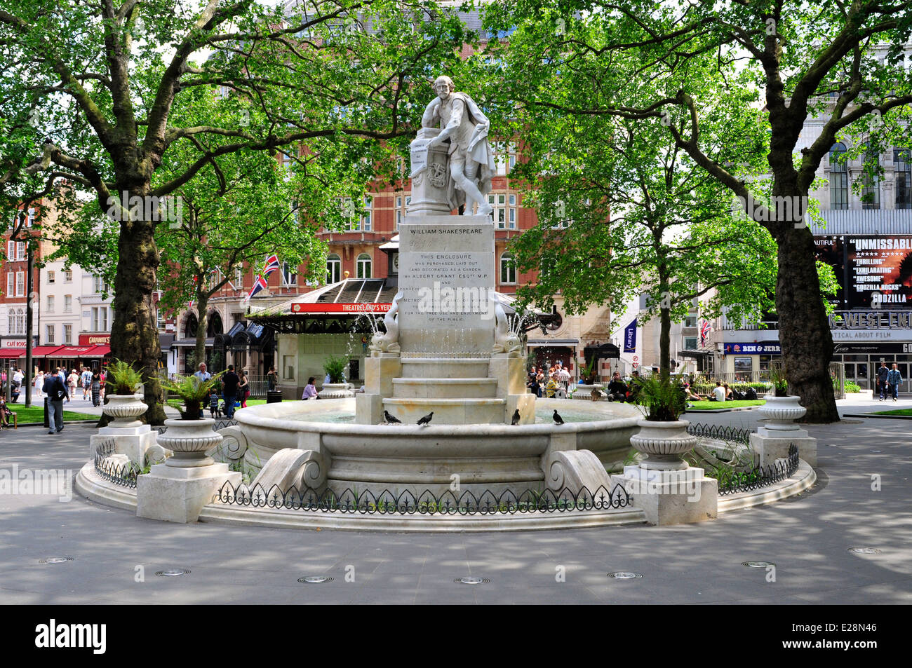 Une vue générale de la statue de Shakespeare à Leicester Square, Londres, Royaume-Uni. Banque D'Images
