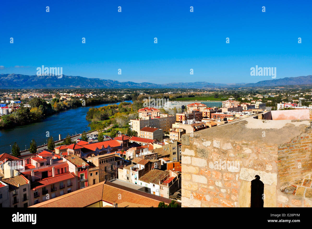 Vue aérienne de Tortosa, Espagne, et de l'Èbre, avec les ports de Tortosa-Beseit montagne dans l'arrière-plan Banque D'Images