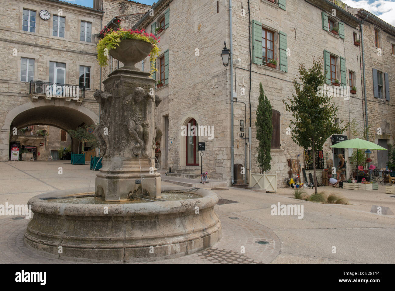 Le centre de Barjac dans le Gard (30) departement de France Photo Stock