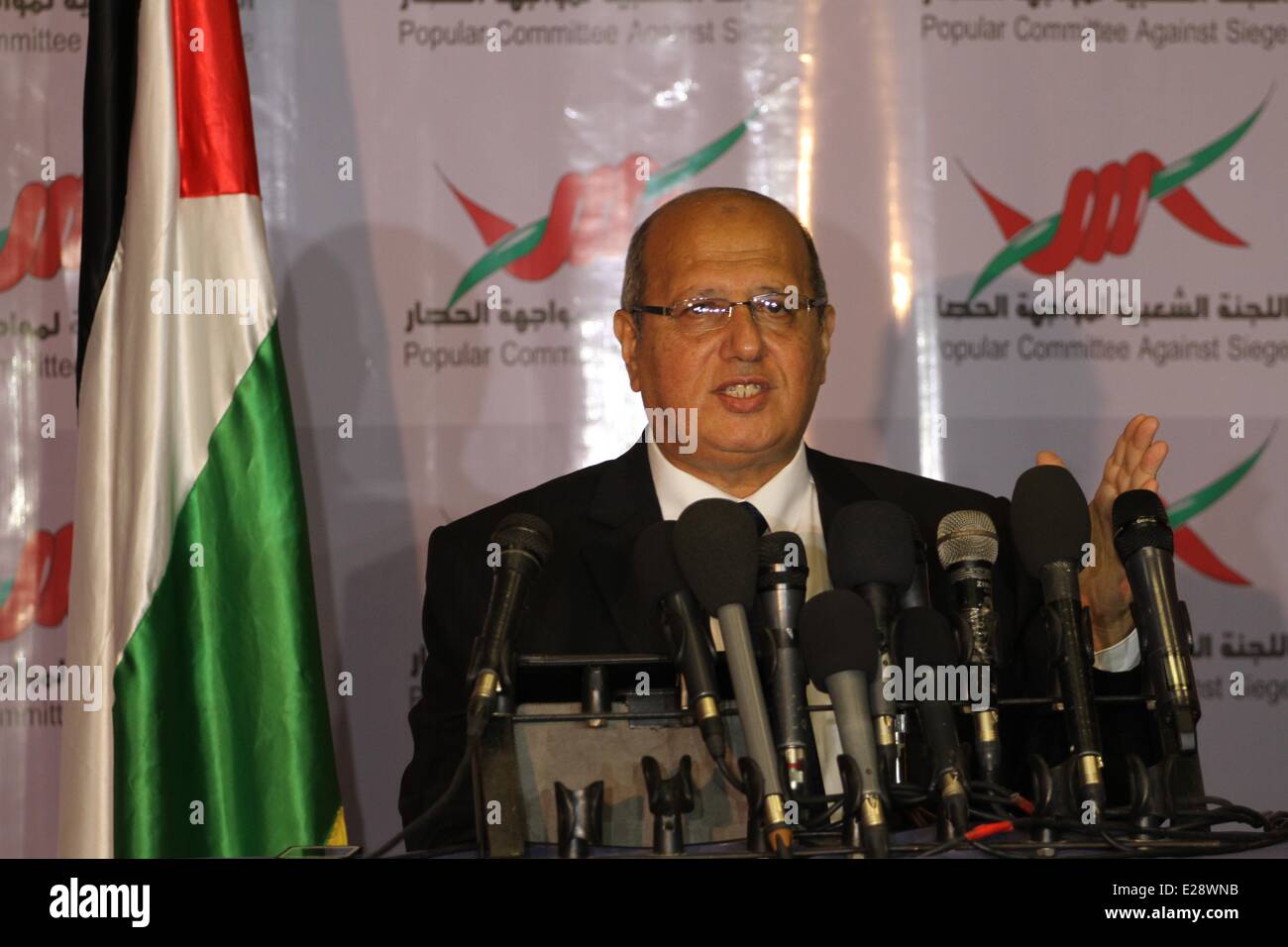 La ville de Gaza, bande de Gaza, territoire palestinien. 17 Juin, 2014. Sous-palestiniens du Conseil législatif, Jamal al-khoudary, prend la parole lors d'une conférence de presse pour discuter de la question du point de passage de Rafah à Gaza le 17 juin 2014 Crédit : Mohammed Asad APA/Images/ZUMAPRESS.com/Alamy Live News Banque D'Images