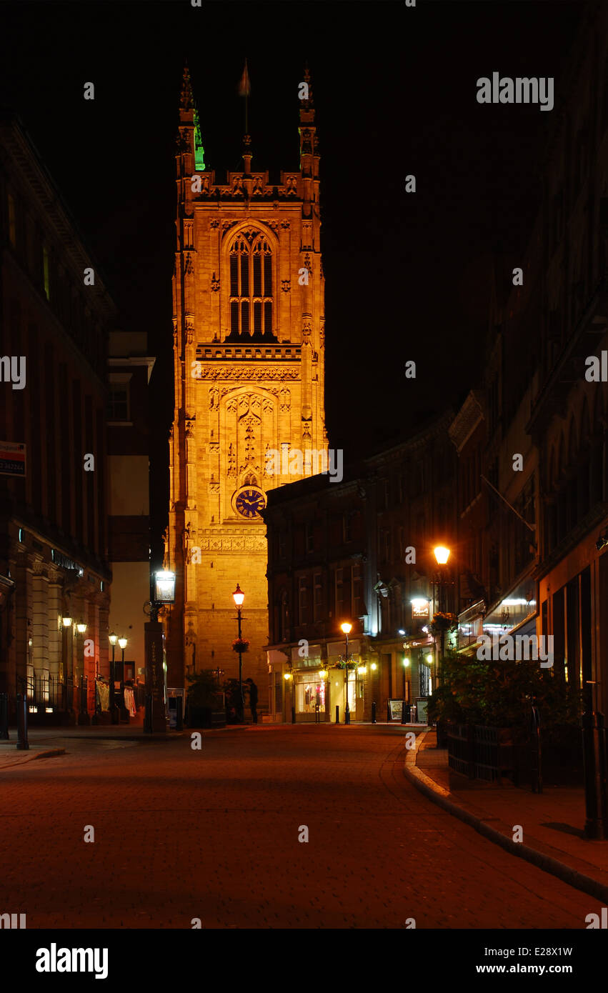 La cathédrale de Derby jusqu'à la nuit à IronGate Banque D'Images