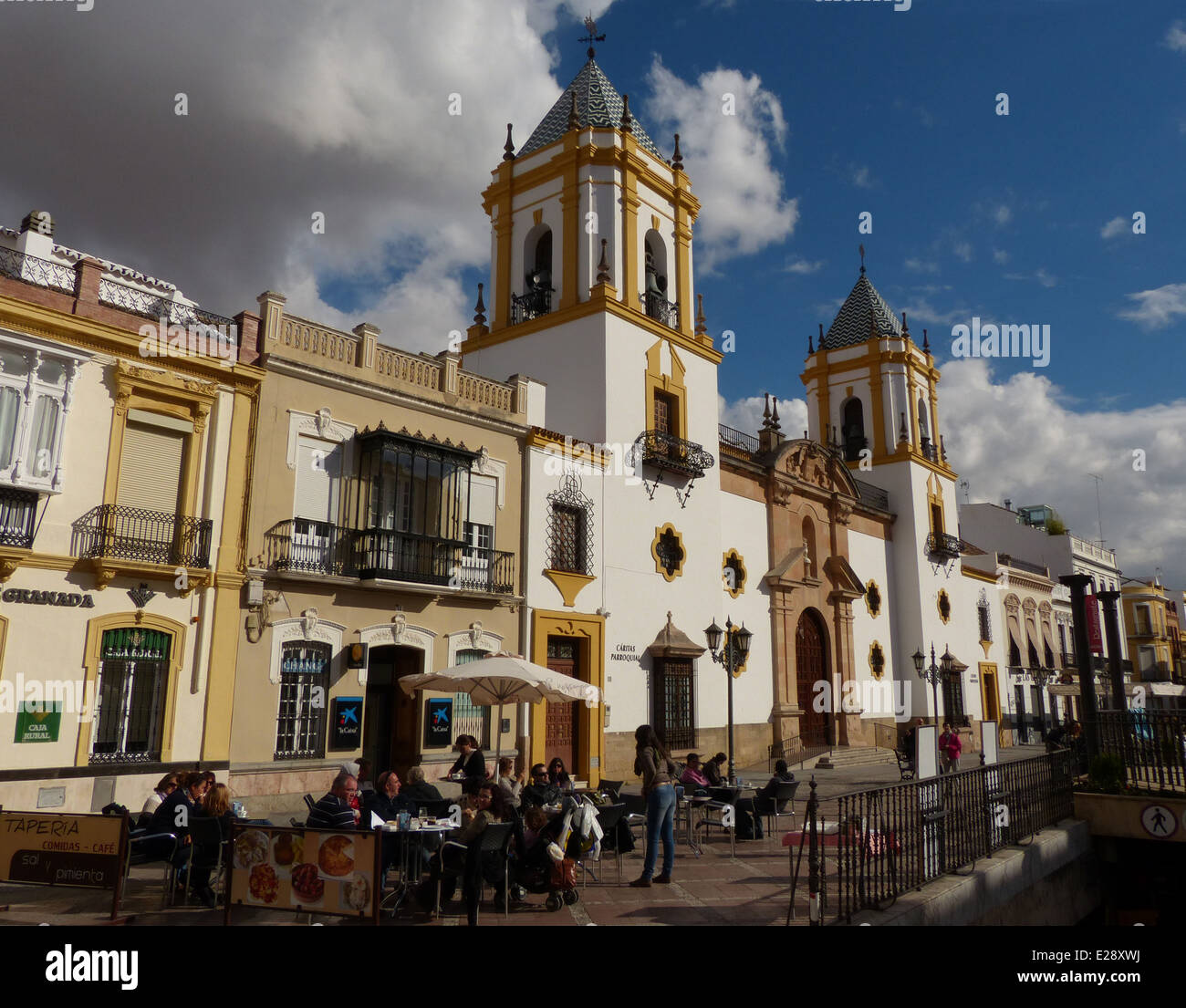Un bâtiment très ornementé à la place de la ville de Ronda avec un café en face Banque D'Images