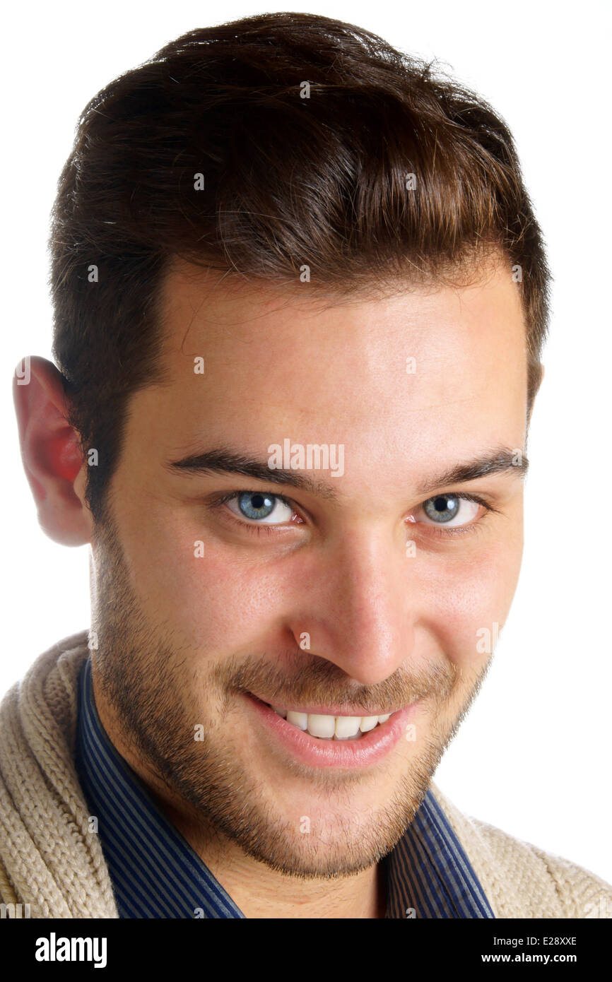 Portrait d'un jeune homme de 20 ans aux yeux bleus, les cheveux bruns et la  barbe sur un fond blanc Photo Stock - Alamy