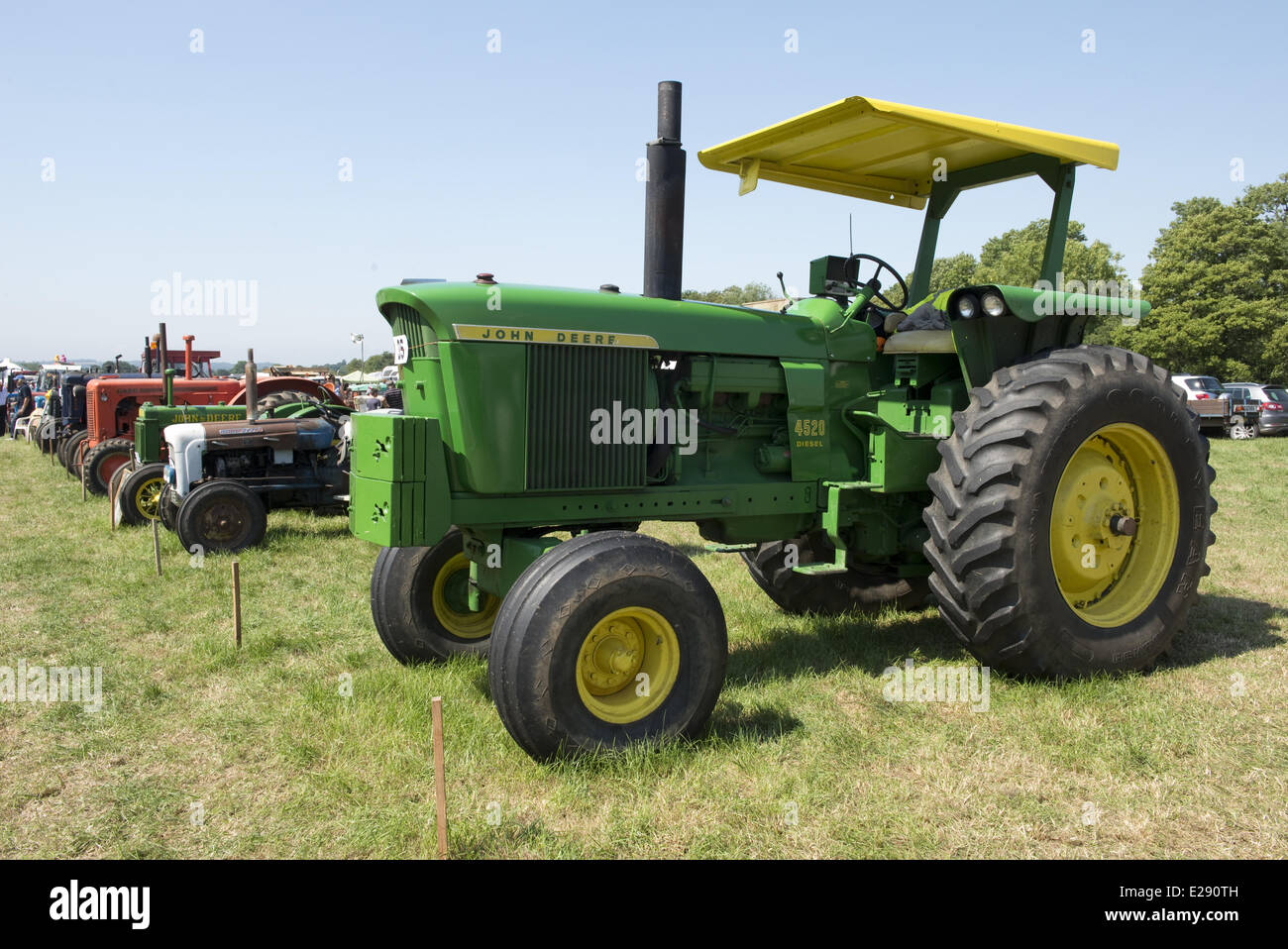 Vintage les tracteurs John Deere avec d'autres à afficher, Honiton Show, l'est du Devon, Angleterre, Août Banque D'Images