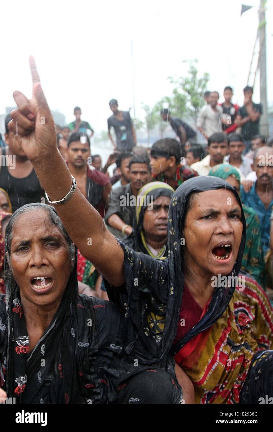 Les gens protestent après leurs maisons ont été brûlées à la suite d'un affrontement à Mirpur salon à Dhaka le 17 juin 2014. 10 personnes ont été brûlées à mort et 30 blessés dans les maisons de 'échoués' pakistanais ont été incendiées à la suite d'un affrontement sur des craquelins de dynamitage le saint marquage Shab-e-Barat à Mirpur salon à Dhaka, la police et les médias locaux ont rapporté. Banque D'Images