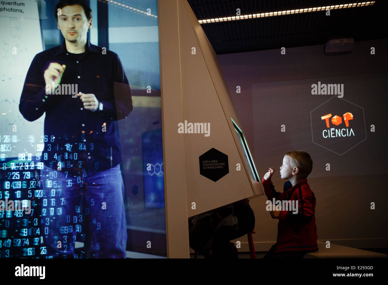 25 avril 2014 Garçon avec écran interactif au musée de la science CosmoCaixa, Barcelone, Catalogne, Espagne Banque D'Images