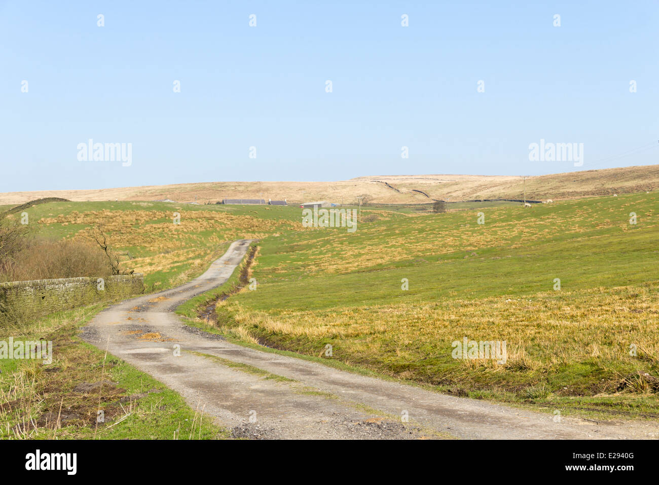 Ferme la voie menant à une ferme de montagne près de Belmont réservoir, Lancashire. Banque D'Images