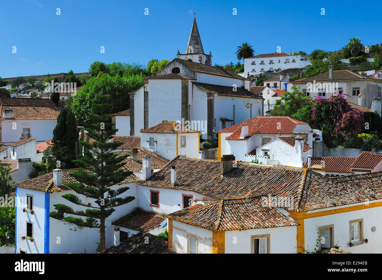 Ville à l'intérieur des murs du château, Obidos, Portugal Banque D'Images