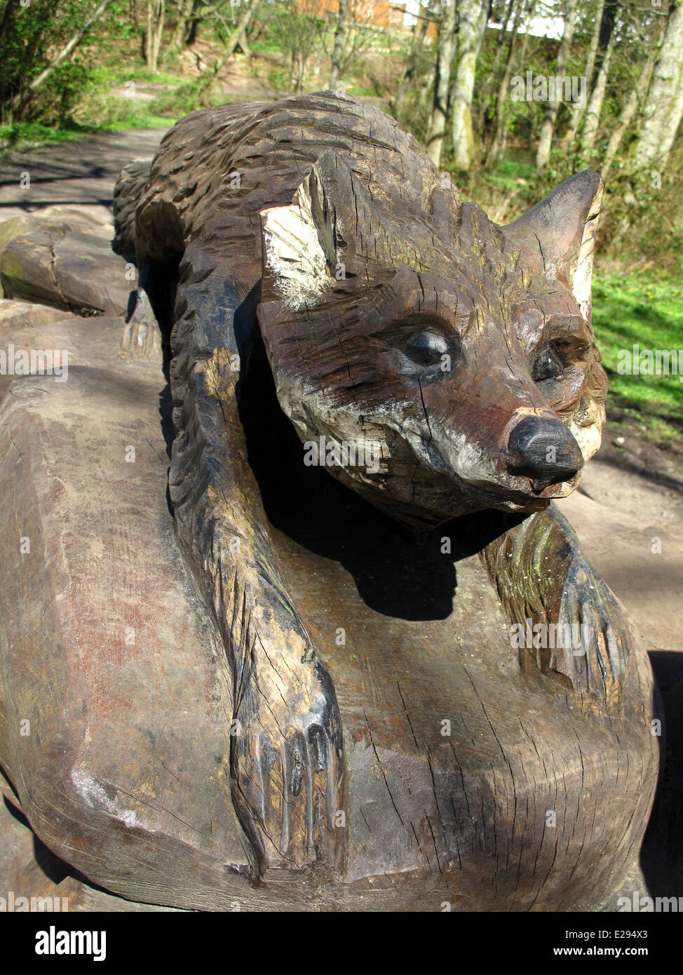 Fox chainsaw sculpture sur banc de parc Banque D'Images