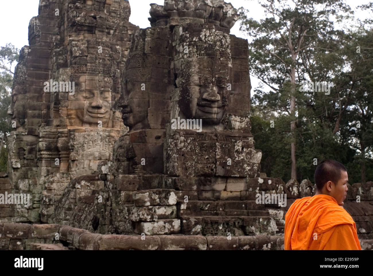 Les moines bouddhistes dans l'intérieur de temple Bayon. Angkor Thom. Angkor Thom a été construit sous la forme d'un carré dont les côtés suivent exactement Banque D'Images