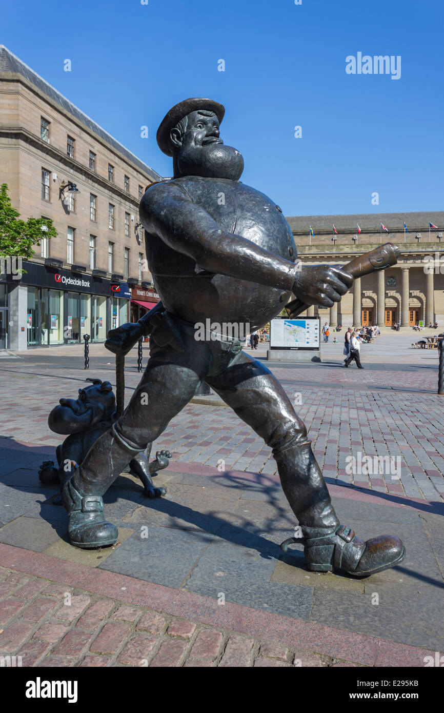 Desperate Dan du dandy Comic Statue en bronze à Dundee Banque D'Images