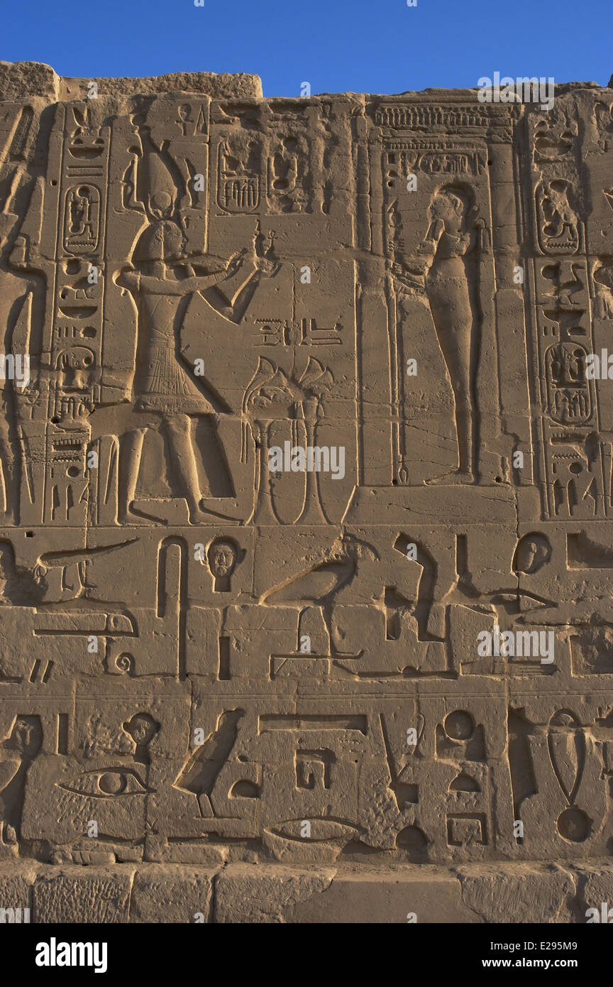 L'Égypte. Le complexe du temple de Karnak. Relief représentant le pharaon Ramsès II Faire une offrande au dieu Ptah. Banque D'Images