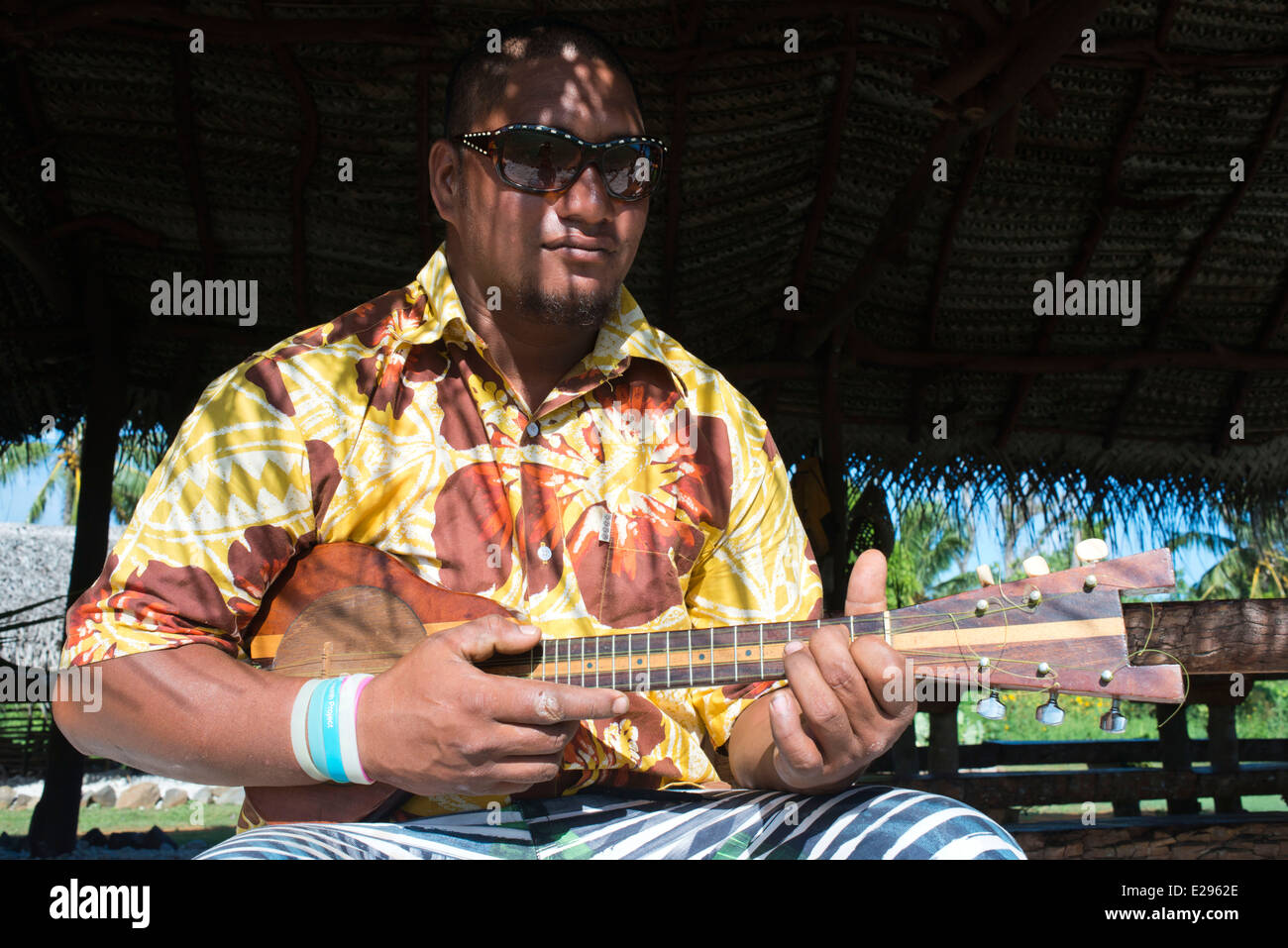 Aitutaki. L'île de Cook. Polynésie française. Océan Pacifique Sud. Jouant le ukulélé (guitare) typiquement polynésien à Aitutaki Punani Cultur Banque D'Images