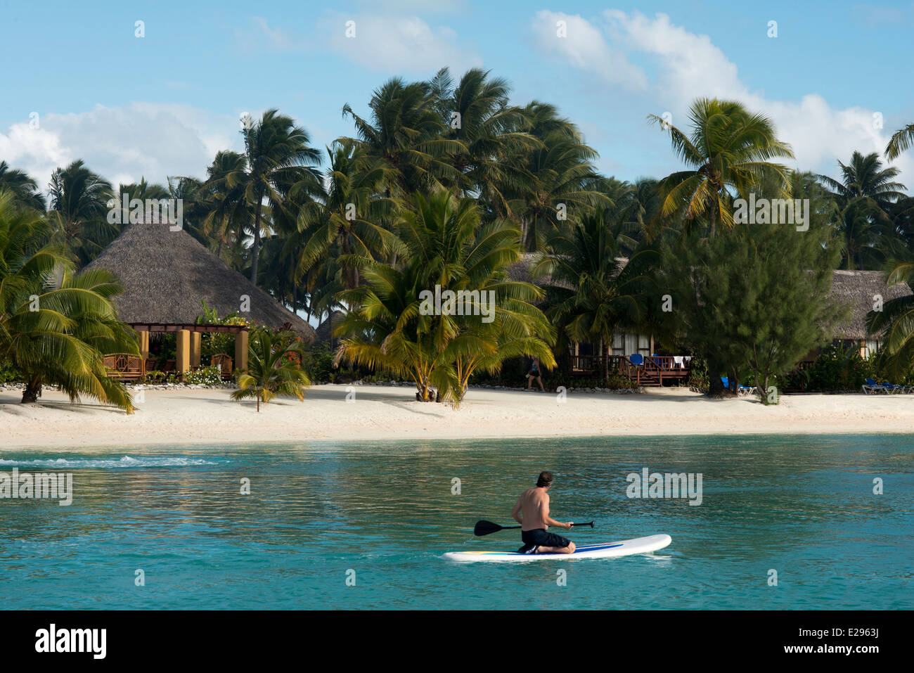 Aitutaki. L'île de Cook. Polynésie française. Océan Pacifique Sud. Le tourisme pratiqué l'aviron en regard de l'Aitutaki Lagoon Resort beachside Banque D'Images