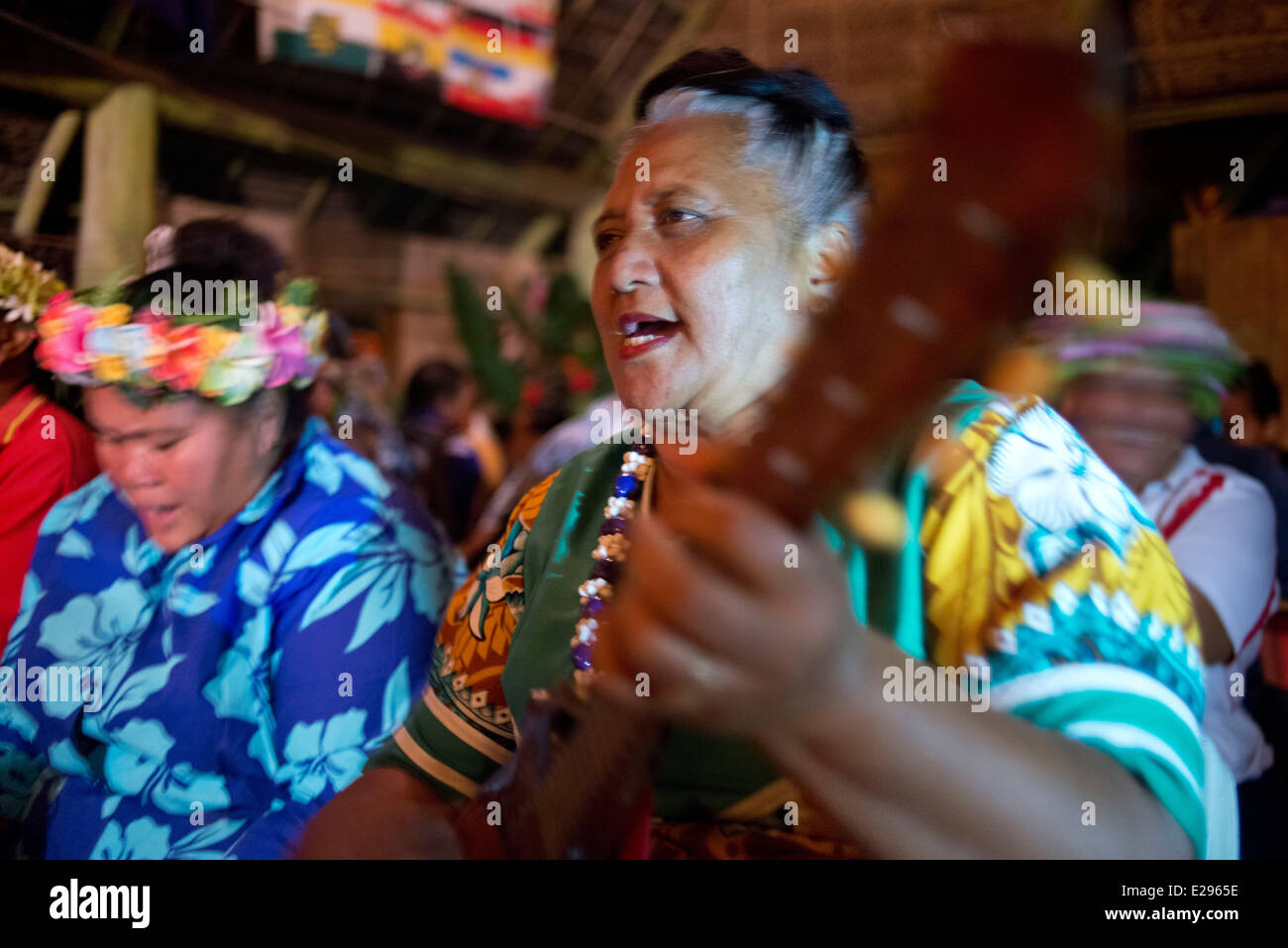 Atiu Island. L'île de Cook. Polynésie française. Océan Pacifique Sud. Des gens habillés dans des danses traditionnels polynésiens et interpréter Polynesi Banque D'Images