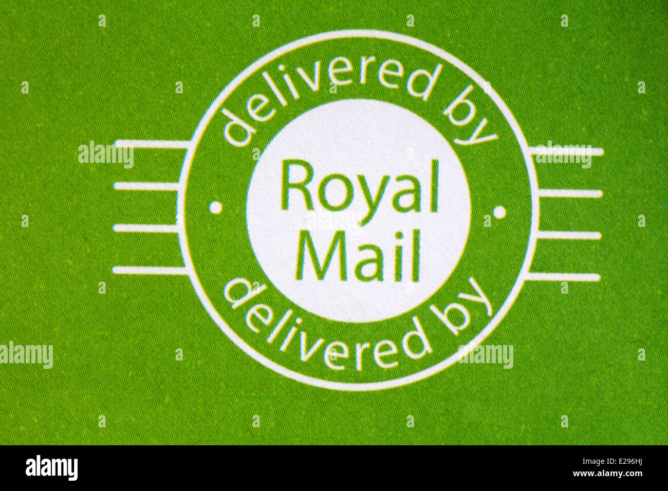 Livrés par Royal Mail logo sur enveloppe verte Banque D'Images