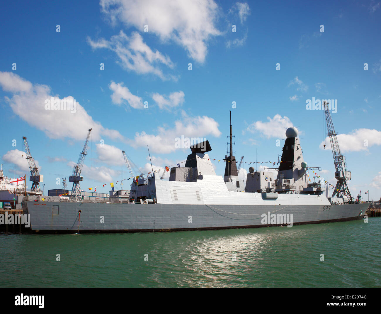 Le HMS Dauntless D33, un destroyer de type 45 dans le port de Portsmouth. Banque D'Images