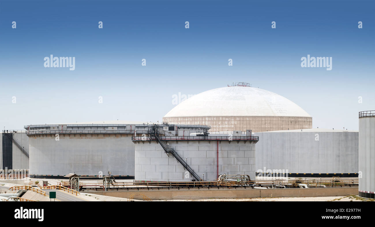 Groupe de grands réservoirs de carburant. Ras Tanura oil terminal, l'Arabie Saoudite Banque D'Images