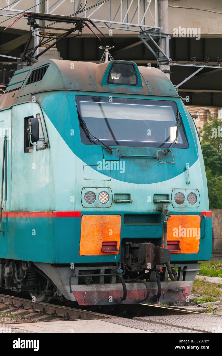 Green cargo moderne locomotive avec panneaux rouges Banque D'Images