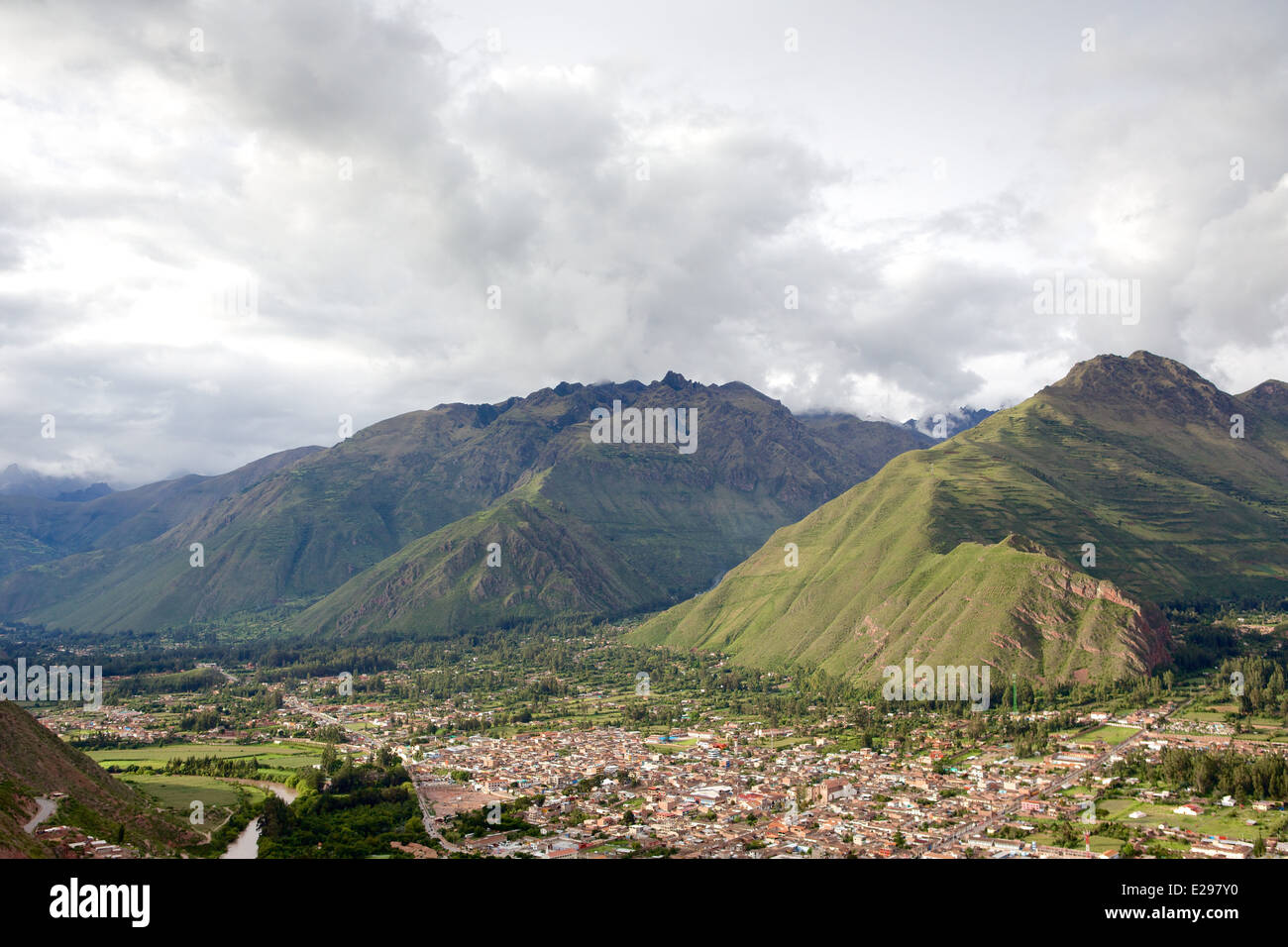 Une vue sur la Valle Sagrado, Vallée Sacrée près de Cusco au Pérou au printemps. Banque D'Images