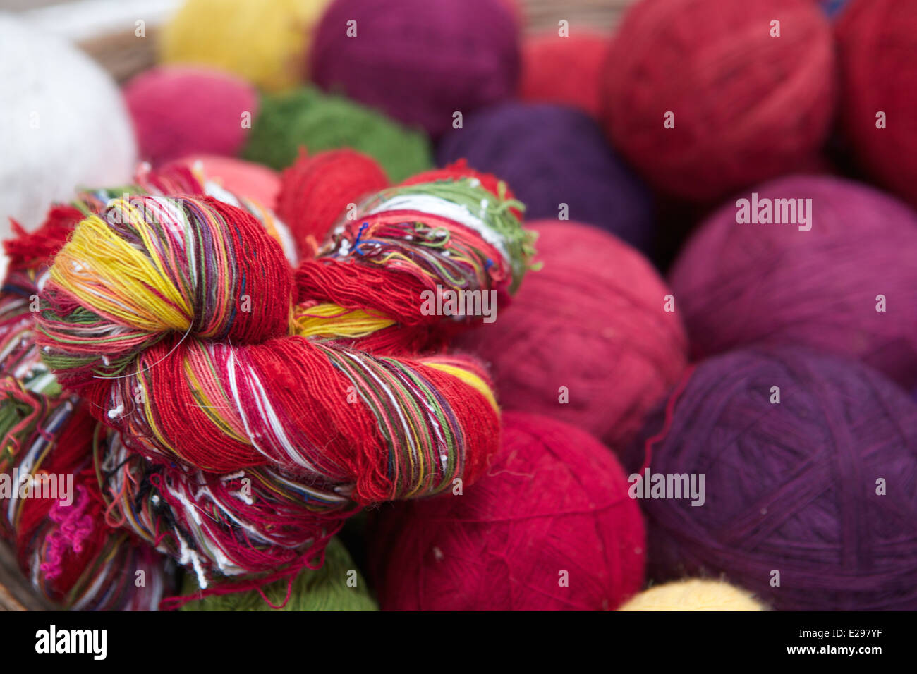 Matériaux de tissage traditionnel à une coopérative de tissage dans la région de Chinchero, Vallée Sacrée, le Pérou, Amérique du Sud Banque D'Images