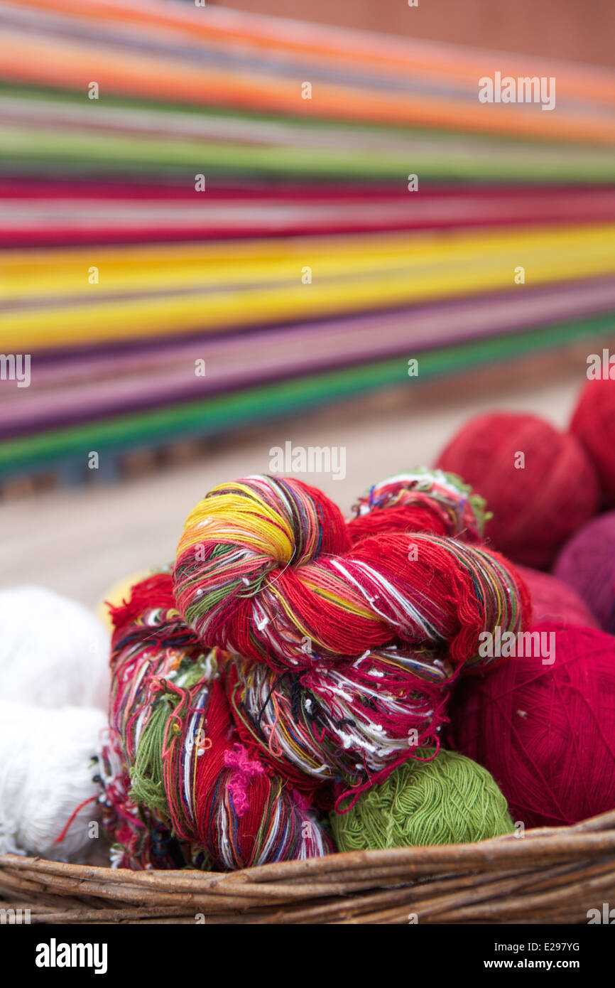 Matériaux de tissage traditionnel à une coopérative de tissage dans la région de Chinchero, Vallée Sacrée, le Pérou, Amérique du Sud Banque D'Images