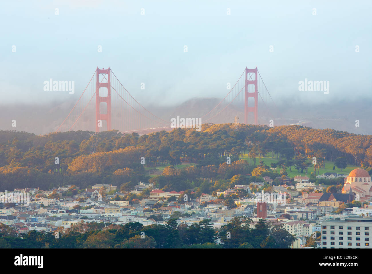 Le soleil vient tout juste au-dessous de la stormclouds pour illuminer le Golden Gate pour juste un instant. Banque D'Images