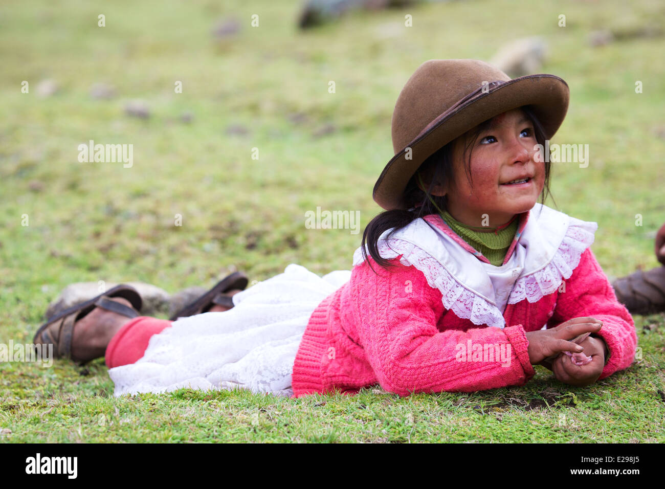 Un portrait d'une jeune fille Quechua dans leur costume traditionnel dans la vallée de Lares dans les Andes, le Pérou, Amérique du Sud Banque D'Images