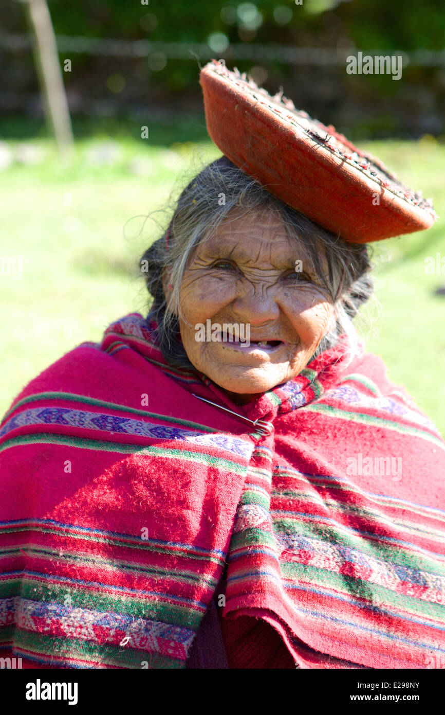 Une très vieille femme Quechua souriant dans la vallée de Lares des Andes, Pérou Banque D'Images