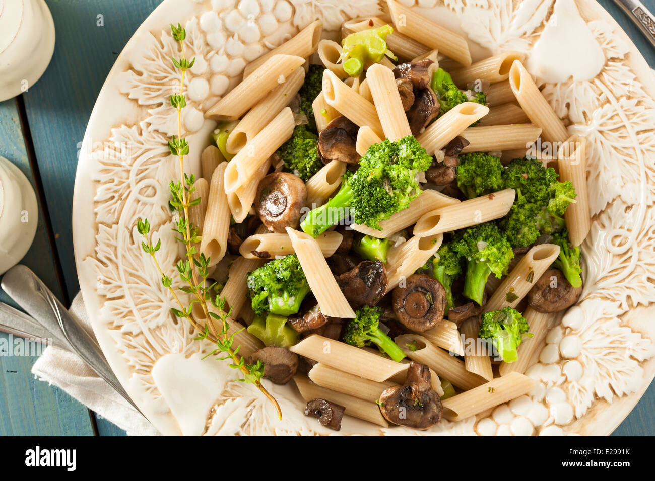 Des brocolis et Parmesan pâtes aux champignons Banque D'Images
