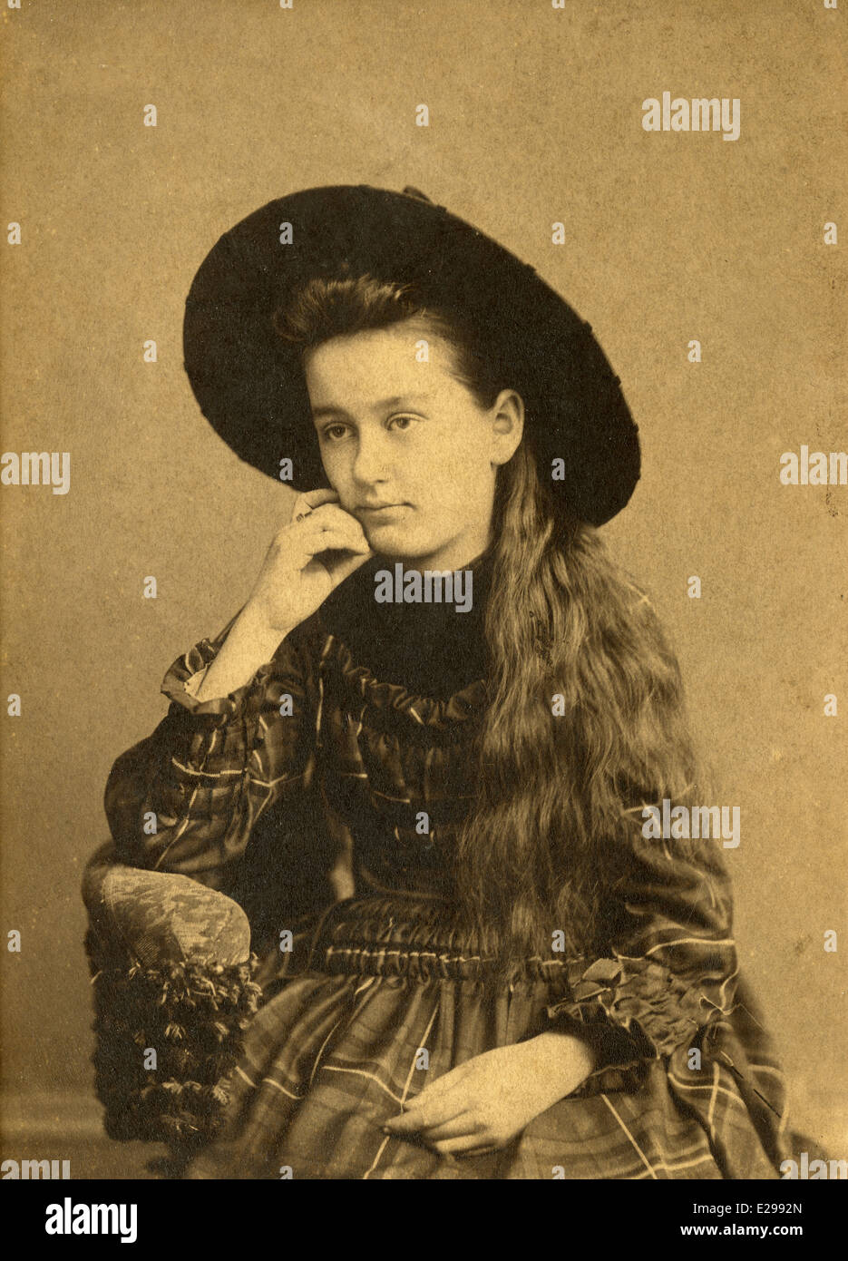 Circa 1880 photographie ancienne, portrait d'une femme âgés de 20 à 25, à l'époque victorienne et fashion hat, Gloucester, Massachusetts, USA. Banque D'Images
