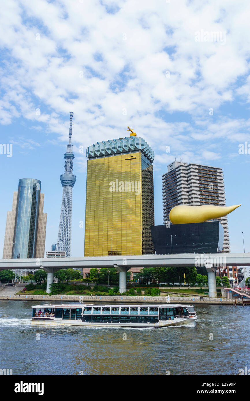 Péniche avec Skytree en arrière-plan, Taitō, Tokyo, Japon Banque D'Images