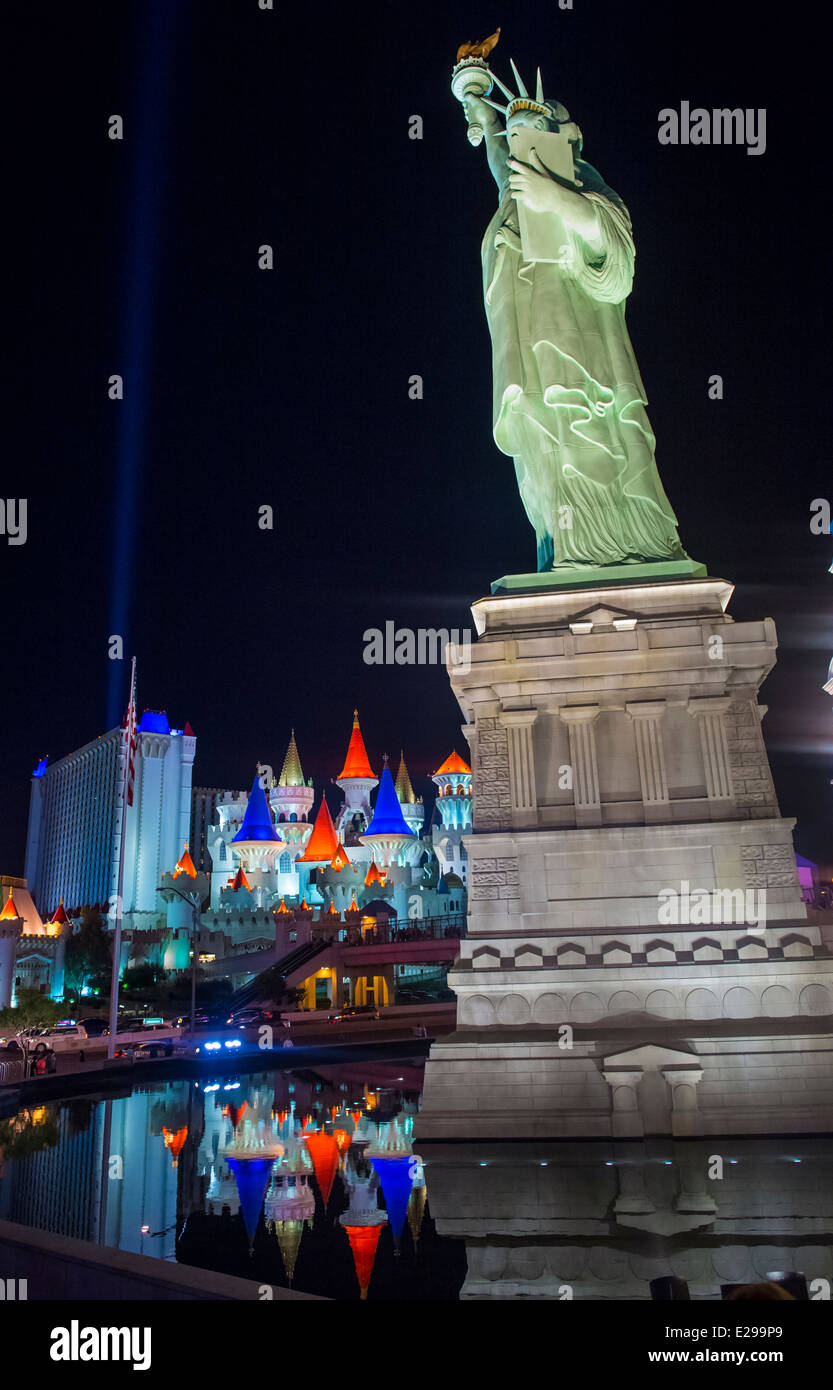 L'Excalibur Hotel and Casino et un modèle de la Statue de la liberté à Las Vegas Banque D'Images