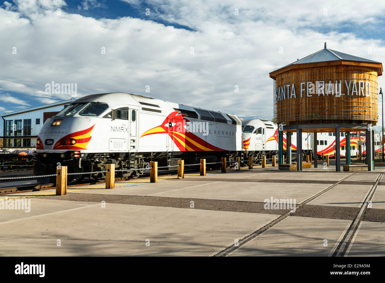 Réservoir d'eau et Railrunner Express commuter train, gare de Santa Fe, Santa Fe, Nouveau Mexique USA Banque D'Images