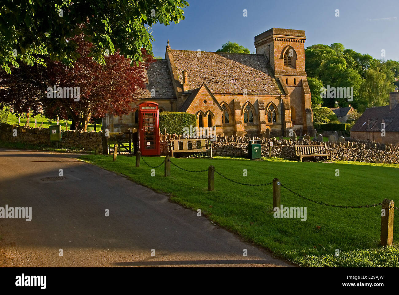 Snowshill village dans le Nord de la région des Cotswolds est un pittoresque village anglais typique avec la petite église en son centre. Banque D'Images