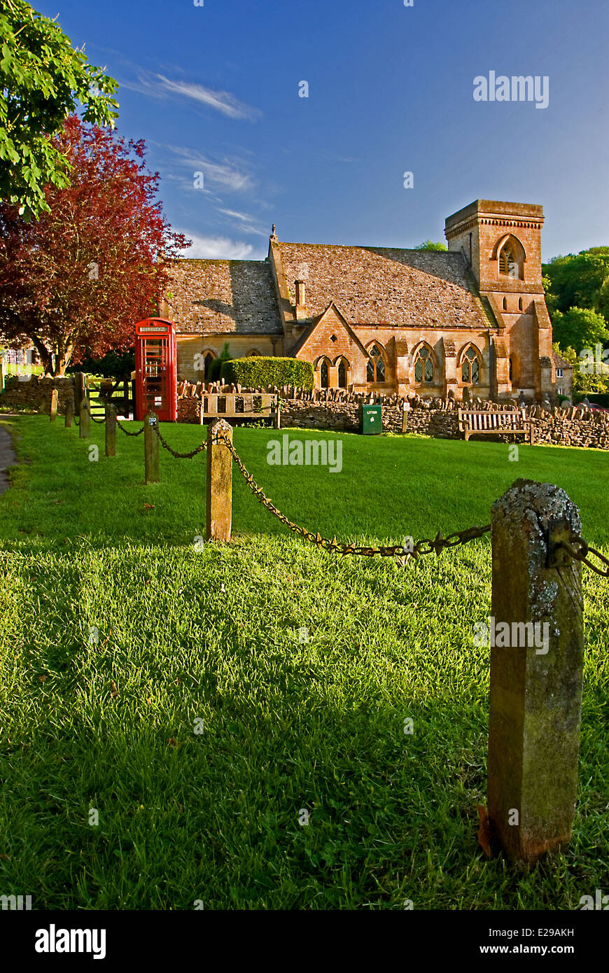 Snowshill, Cotswolds, scène de village avec l'église paroissiale de St Barnabas en son centre. Banque D'Images