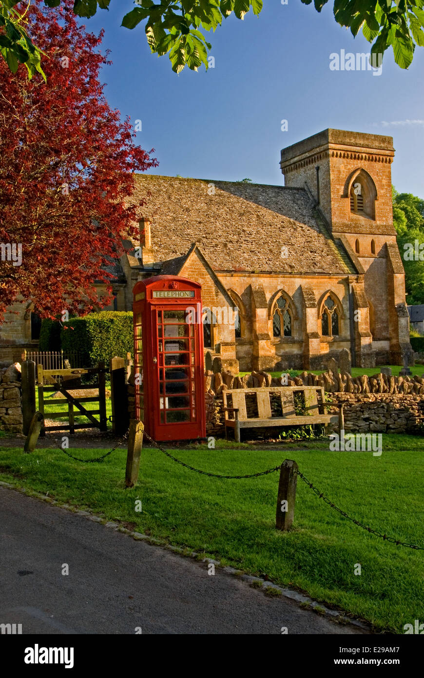 Snowshill village dans le Nord de la région des Cotswolds est un pittoresque village anglais typique avec la petite église en son centre. Banque D'Images
