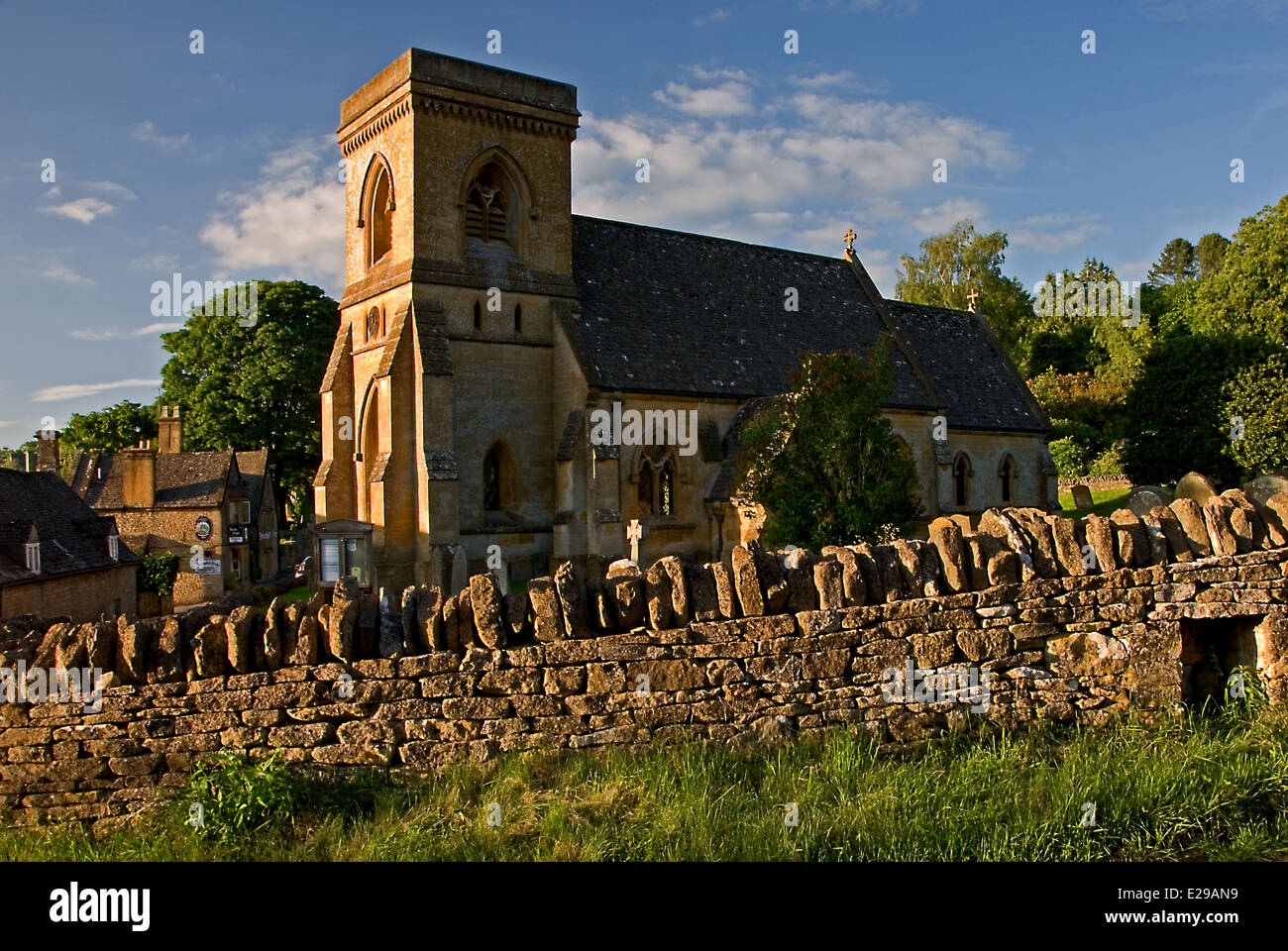 Snowshill village dans le Nord de la région des Cotswolds est un pittoresque village anglais typique avec la petite église en son centre. Banque D'Images