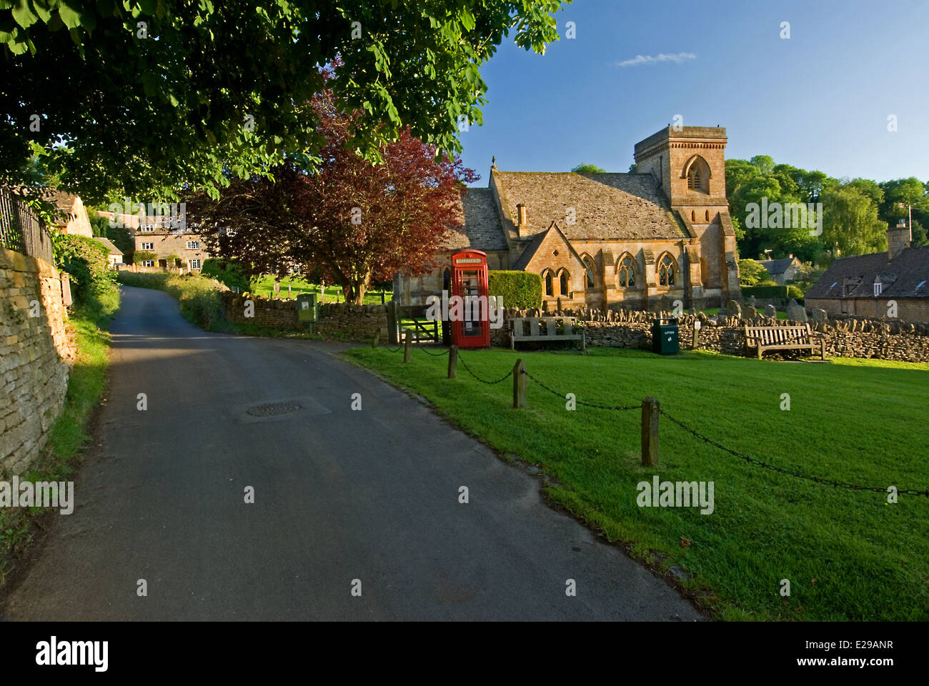 Snowshill village dans le Nord de la région des Cotswolds est un pittoresque village anglais typique avec la petite église en son centre. Banque D'Images