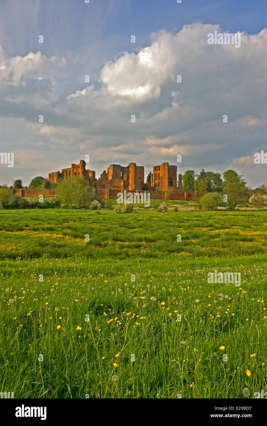 Les ruines de château de Kenilworth Warwickshire dans peut être vu de l'ensemble de terres agricoles qui constituaient autrefois une partie des douves. Banque D'Images