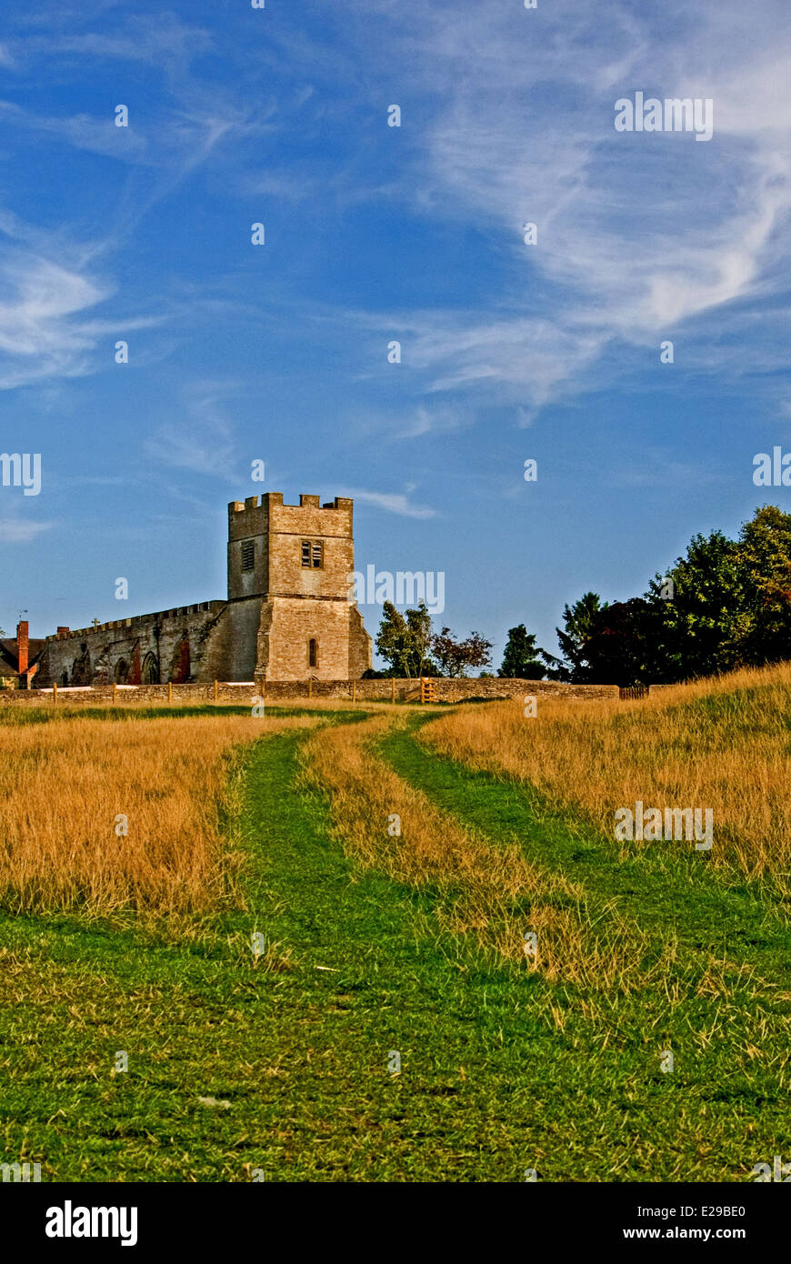 La petite église du village à Chesterton dans le Warwickshire est situé à un des maisons, donnant une vue impressionnante sur l'approche. Banque D'Images