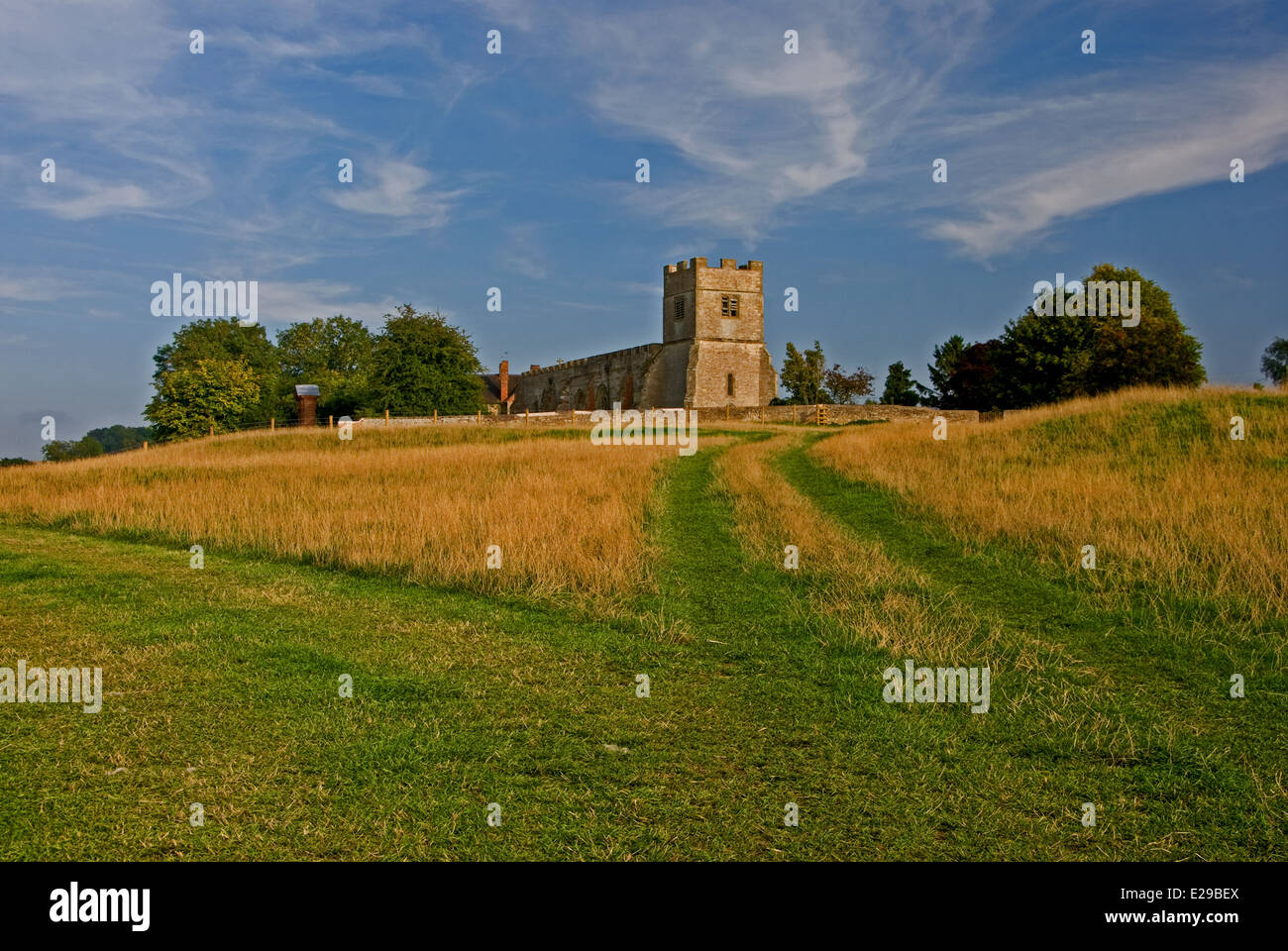 La petite église du village à Chesterton dans le Warwickshire est situé à un des maisons, donnant une vue impressionnante sur l'approche. Banque D'Images