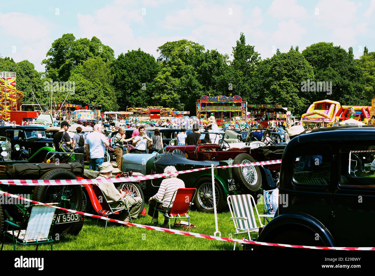 Journée en famille avec vintage classic cars et des forains à Autokarna 2014 Wollaton Park Nottingham East Midlands angleterre Europe Banque D'Images