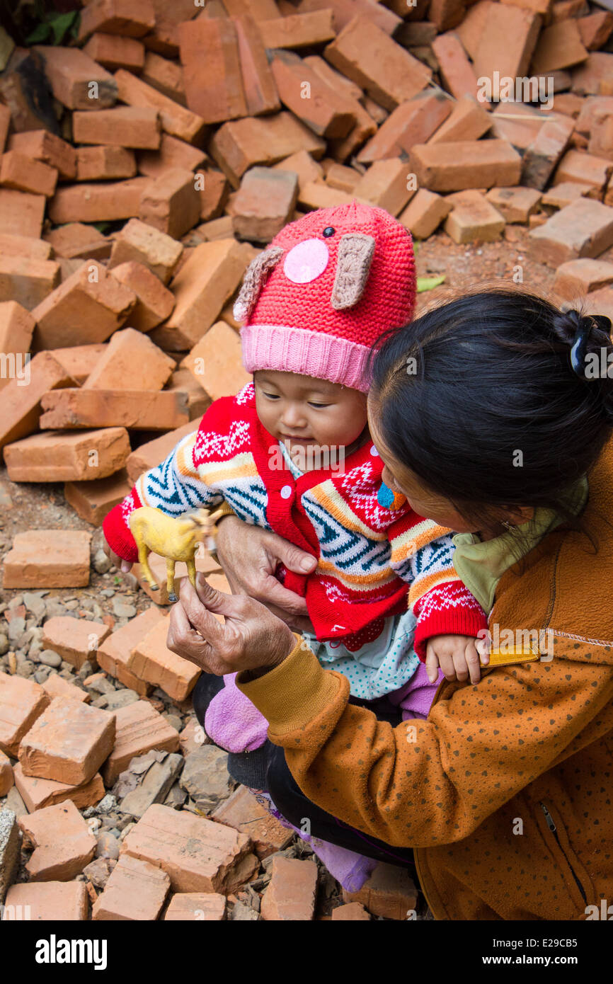 La mère et l'enfant à l'extérieur d'un village | vieille ville de Luang Prabang, situé dans le nord du Laos, Site du patrimoine mondial de l'UNESCO. Banque D'Images