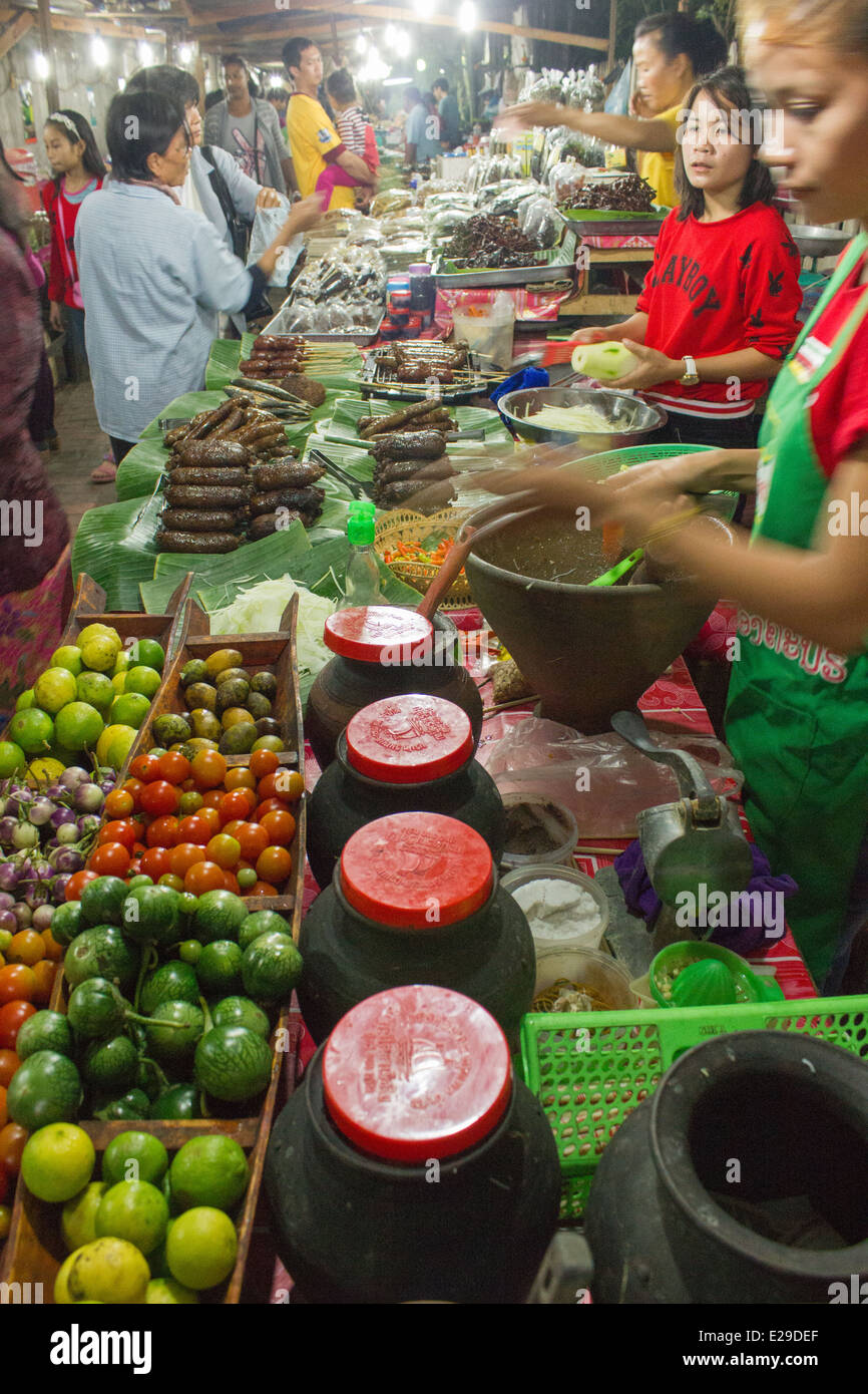 Marché de nuit de Luang Prabang est une chose à ne pas manquer lors de la visite de cette charmante ville. Une variété de Lao est disponible. Banque D'Images