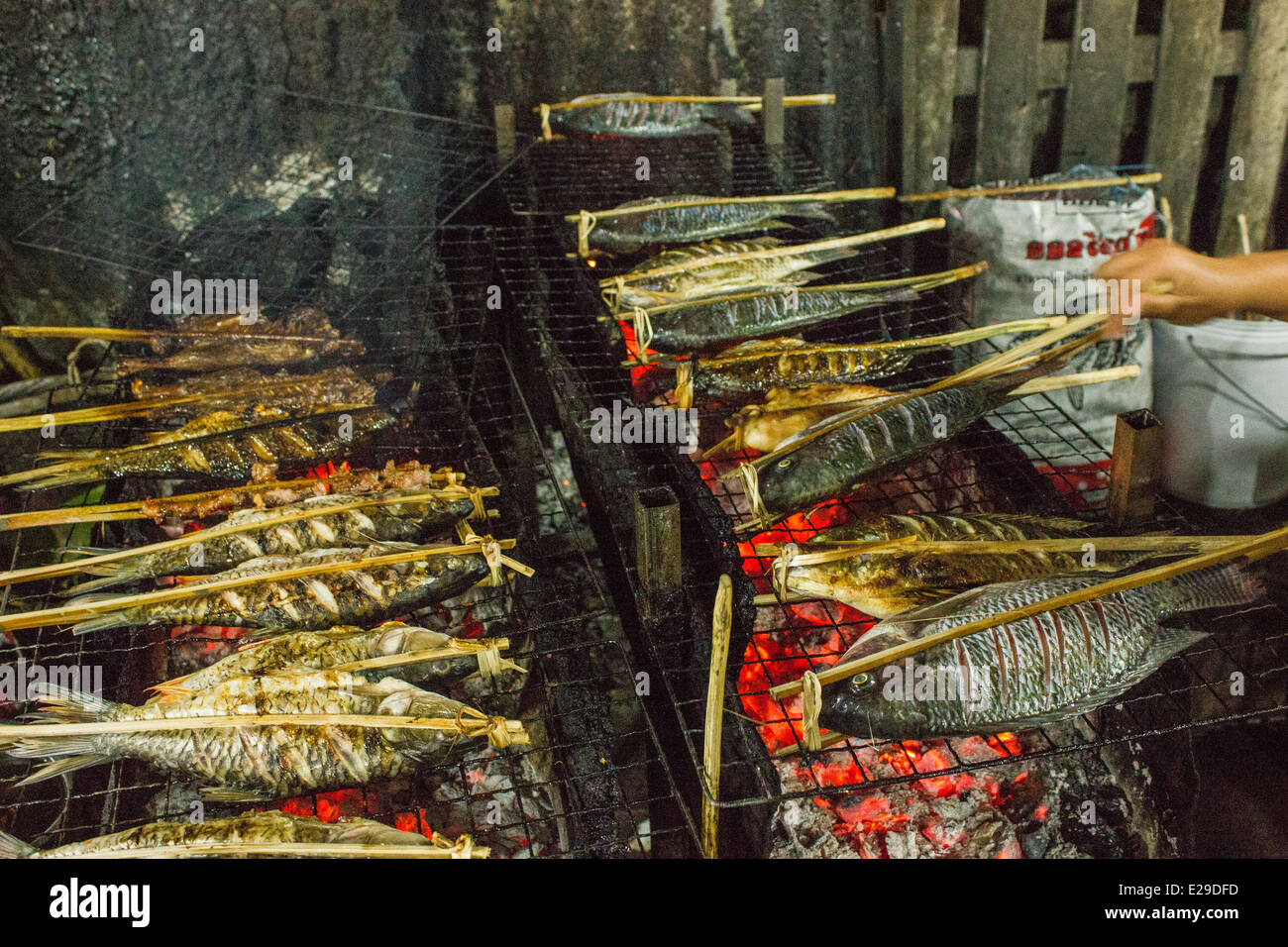 Marché de nuit de Luang Prabang est une chose à ne pas manquer lors de la visite de cette charmante ville. Une variété de Lao est disponible. Banque D'Images